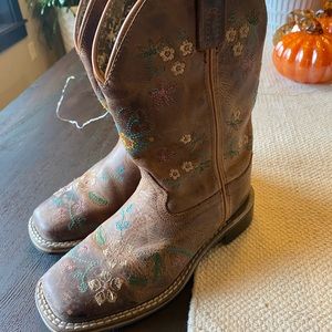 Smoky Mountain girls cowgirl boot, embroidered with flower detail.